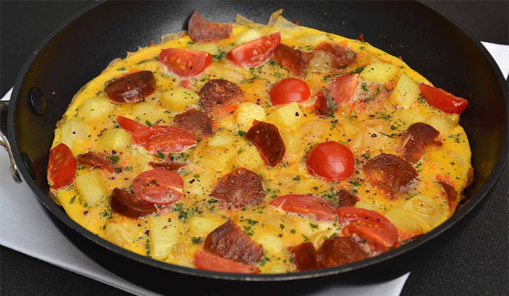 Omelette aux pommes de terre, tomates cerise et chorizo