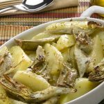Pommes de terre et artichauts dans une casserole