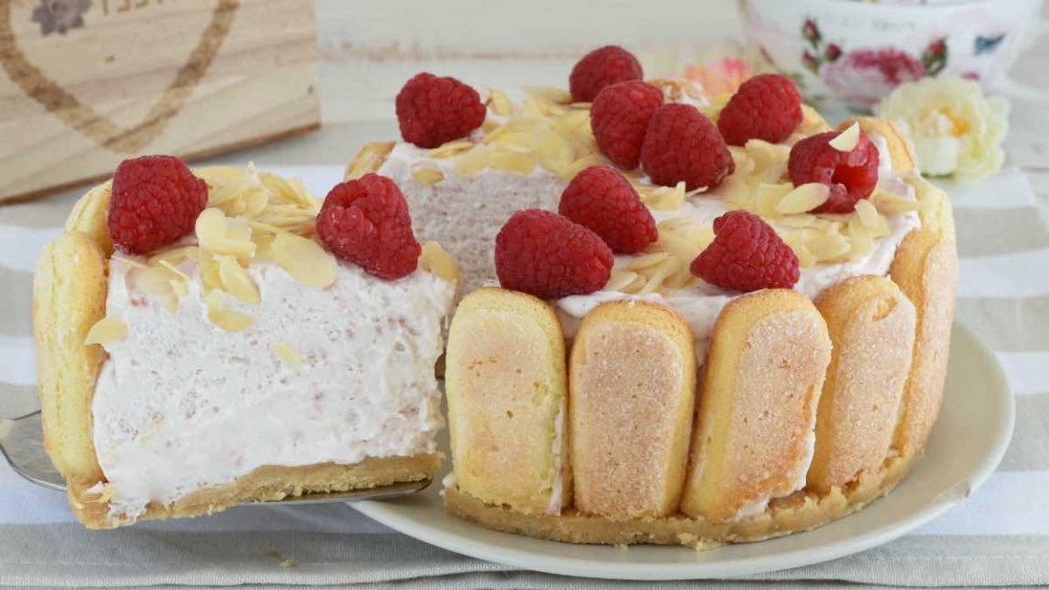 Charlotte aux framboises et aux amandes sans cuisson
