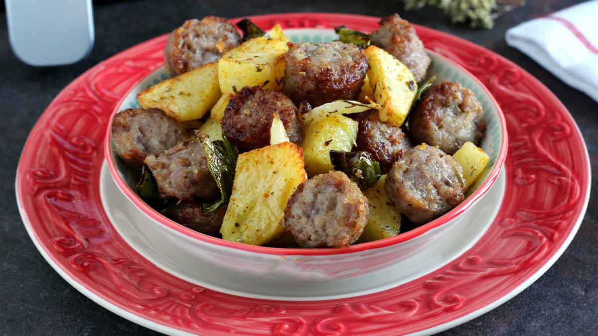 Pommes de terre au saucisses cuites à la friteuse à air chaud