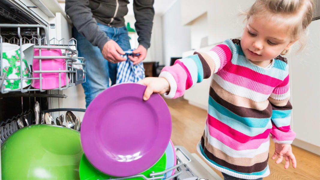 Les enfants qui font des taches ménagères ont plus de chances d’être des adultes qui réussissent dans la vie