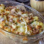 Chou-fleur et saucisses cuites avec fromage
