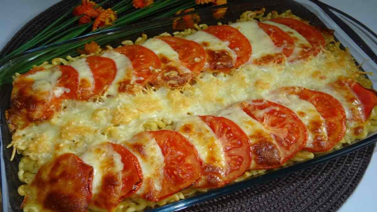 Gratin de pâtes à la tomate et à la mozzarella