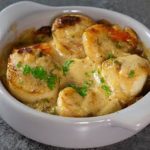 Cassolette de Saint-Jacques aux crevettes et aux champignons