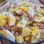 Salade de pommes de terre avec thon et oeufs frais