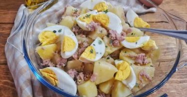 Salade de pommes de terre avec thon et oeufs frais