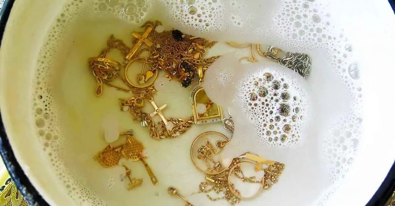Voici comment nettoyer vos bijoux à la maison pour qu’ils brillent comme au premier jour