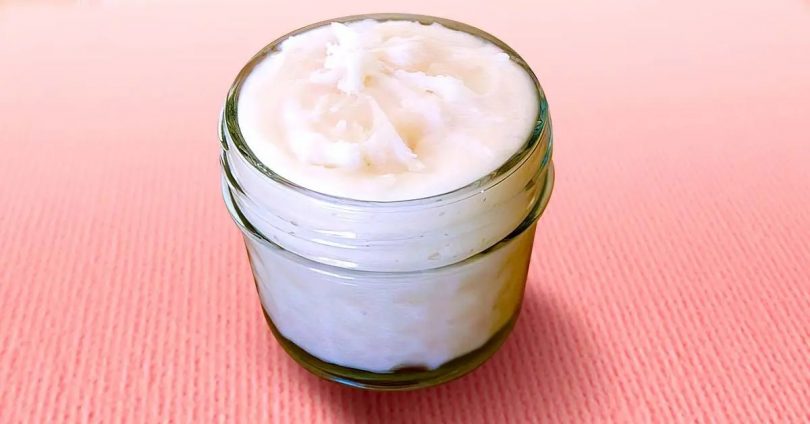 Crème au bicarbonate de soude, l’astuce secrète pour paraître plus jeune : comment la préparer et l’utiliser ?