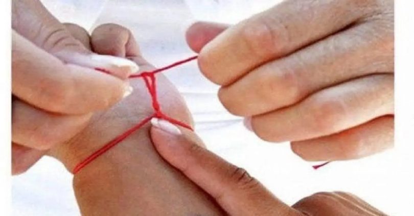 Le fil rouge autour du poignet permet une protection spirituelle et physique et éloigne le négatif