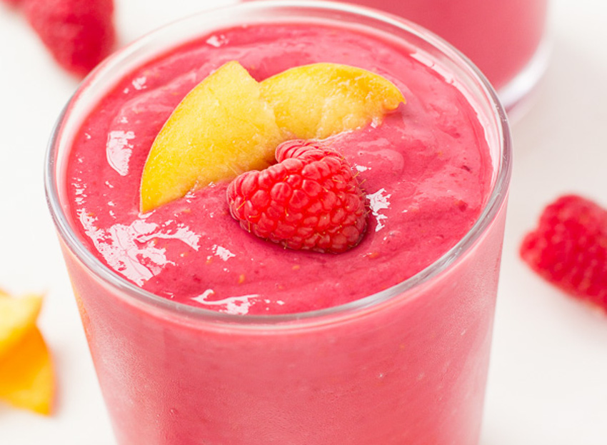 Smoothie pêche et framboises énergisant