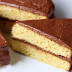 Gâteau d'anniversaire Keto avec glaçage au chocolat