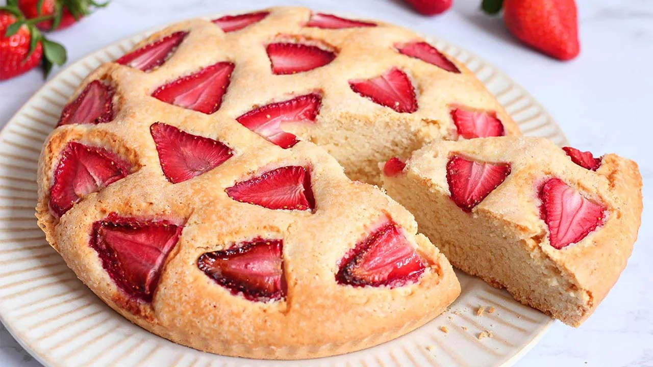 Gâteau moelleux aux fraises sans œufs