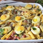 Pâtes au four avec des artichauts, des oeufs et du jambon cuit