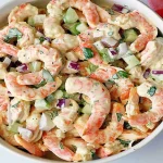 Salade aux crevettes avec une sauce crémeuse