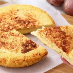 Tarte de pommes de terre à la poêle avec un cœur filant
