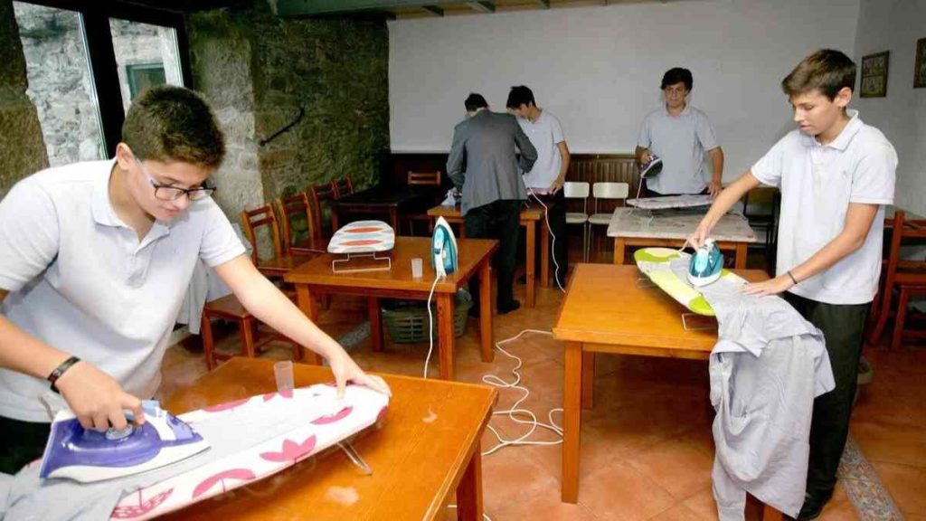 Une école espagnole enseigne aux garçons à cuisiner, nettoyer et repasser.