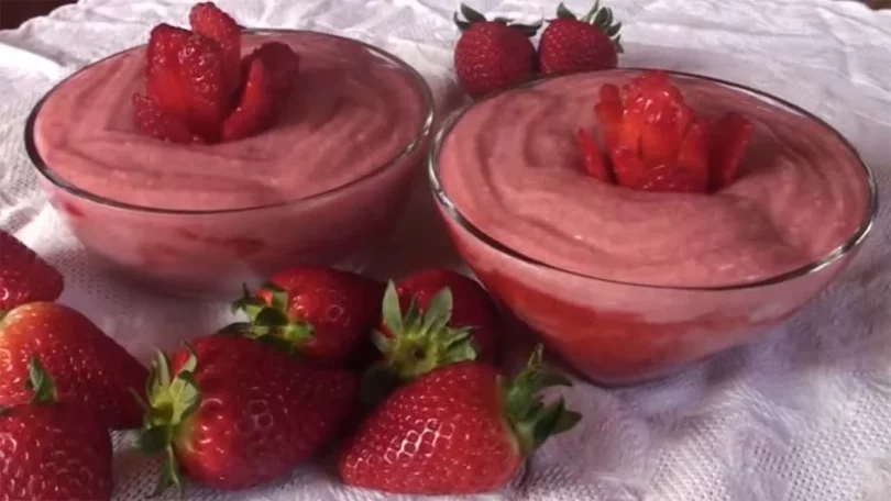 Crème Anglaise à la Crème de Fraises Maison Facile à Préparer