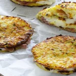 Rösti de pommes de terre fourrés au jambon cru et au fromage