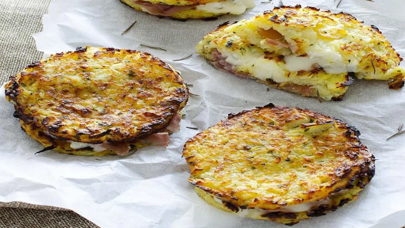 Rösti de pommes de terre fourrés au jambon cru et au fromage